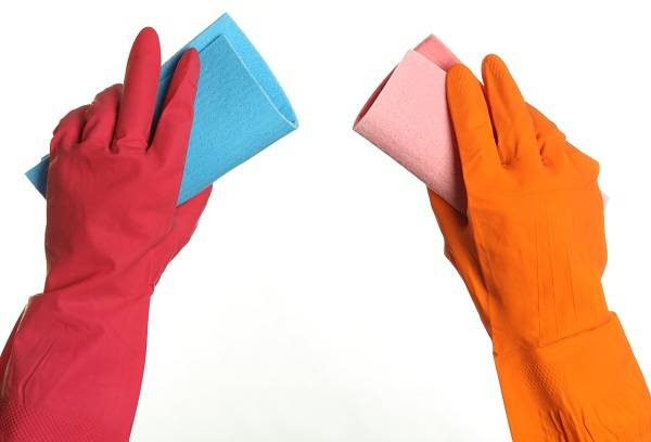 mans amb guants de goma