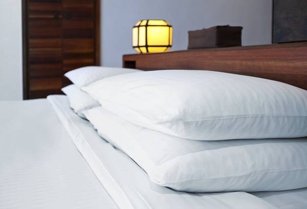 cuscini bianchi sul letto