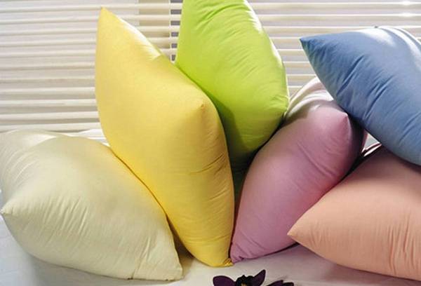 skirtingų spalvų pagalvės