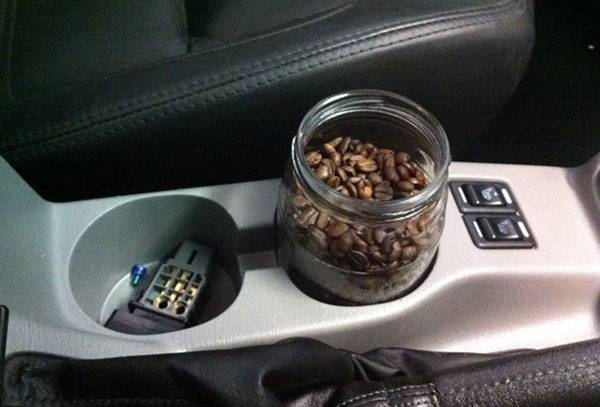 القهوة ضد رائحة سيئة في مقصورة الركاب