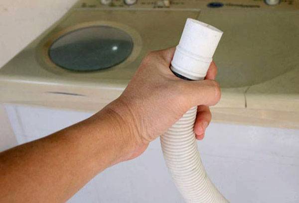 Sostituzione del tubo di scarico nella lavatrice