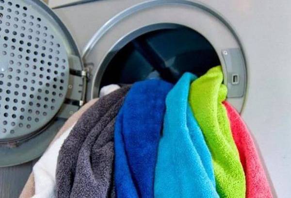 farvede håndklæder med vaskemaskine