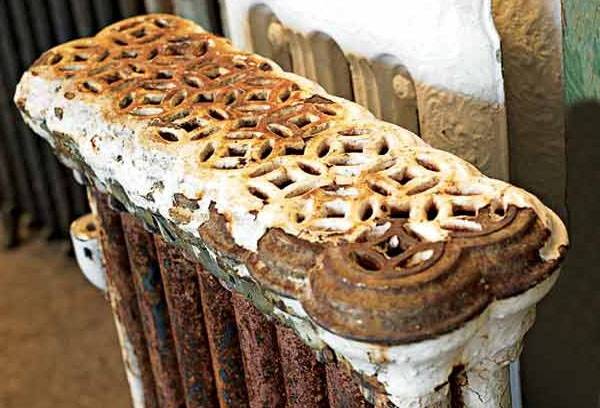 Oude roestige radiator