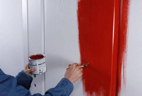Dipingere la porta in due strati