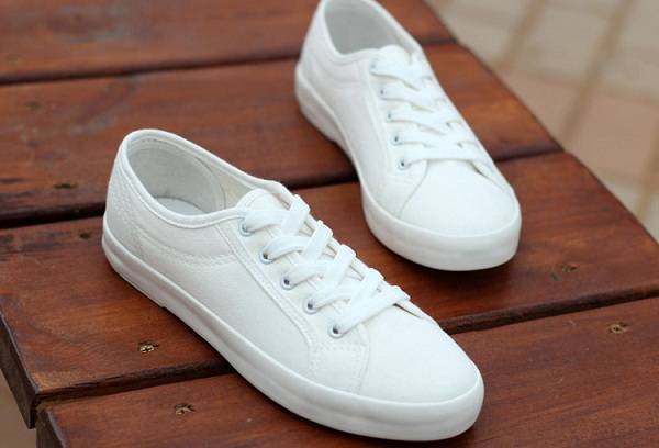 λευκά πάνινα παπούτσια