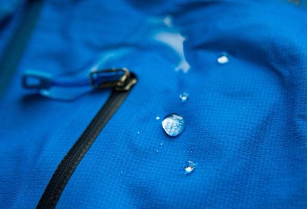 Gotes d’aigua sobre una jaqueta de membrana