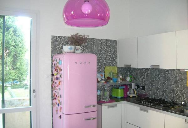 lyserødt køleskab