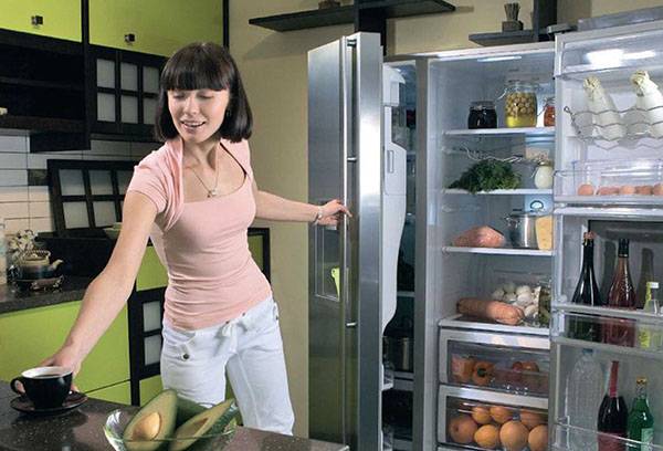امرأة تأخذ الطعام من الثلاجة
