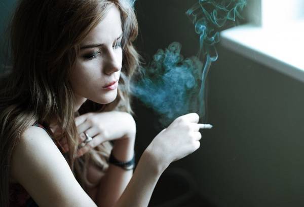 rūkanti mergina