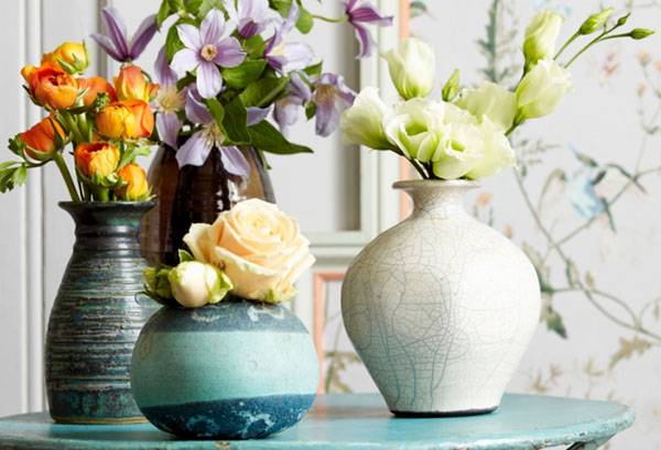 Kvety v keramických vázach