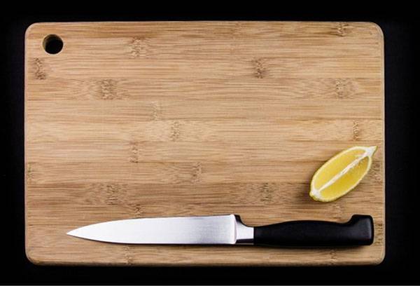 Drvena daska za rezanje i nož