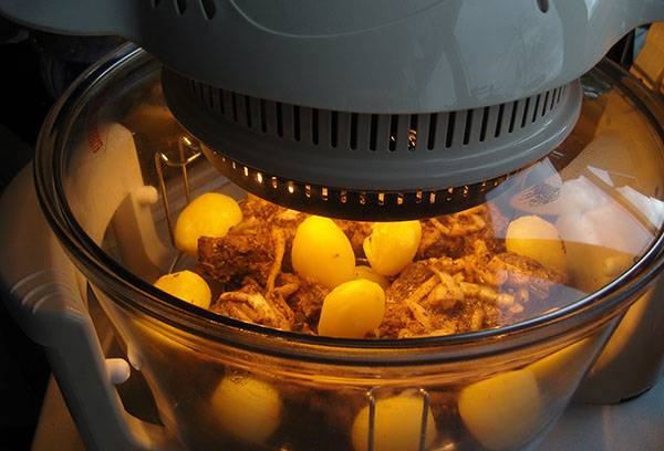 Madlavning af kød med kartofler i en luftgrill