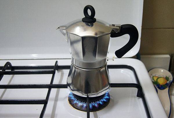Kávovar na gejzíry s plynovým sporákom
