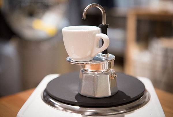 Гејсерски апарат за кафу са постољем за шољу