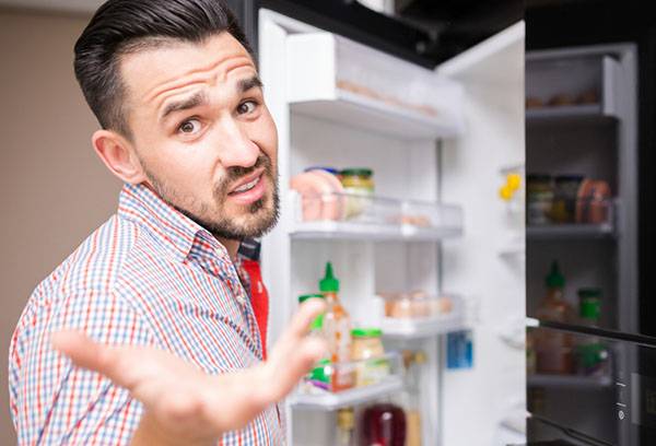 Mannen misfornøyd med kjøleskapet