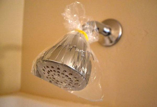 Netejar un capçal de dutxa amb vinagre