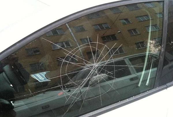 Esgarrapades profundes a la finestra lateral d’un cotxe