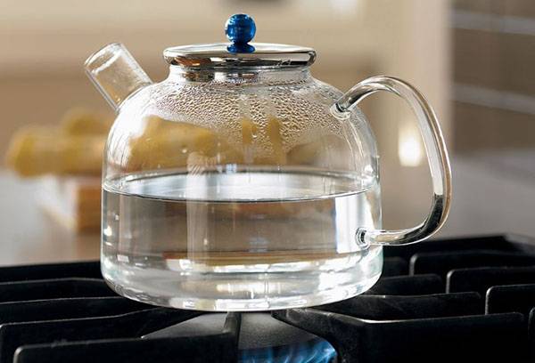 Stakleni čajnik na štednjaku