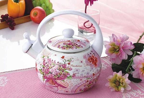 Enameled teapot na may isang pattern