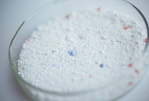 Tvättpulver med färgade granuler