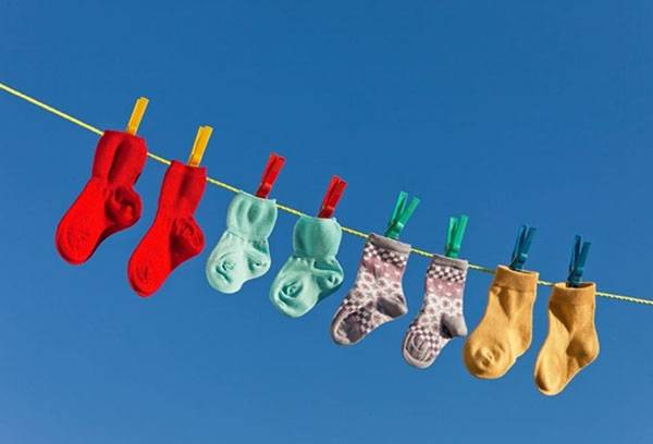 Κάλτσες μωρών σε μια γραμμή ρούχων