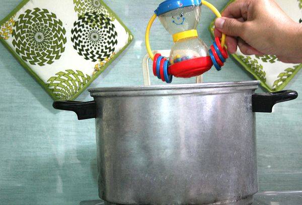 tvål och soda lösning för desinfektion av mjuka leksaker