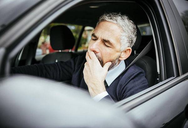 Muž usne za volantem