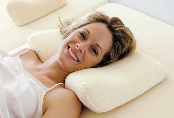 Moteris ant ortopedinės pagalvės