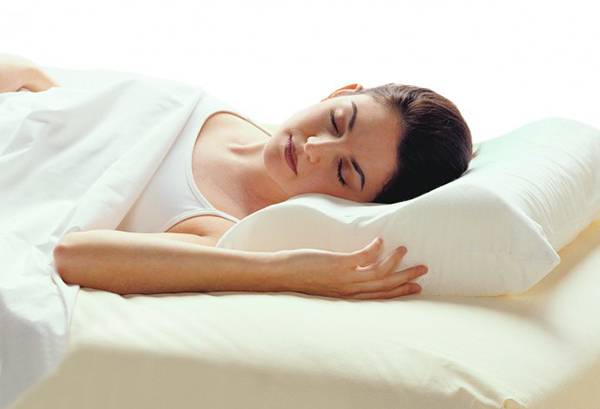Miegokite ant ortopedinės pagalvės