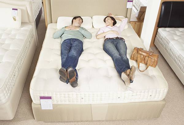 Par vælger en madras i en butik