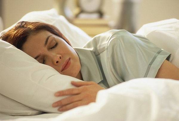 Donna che dorme su un cuscino