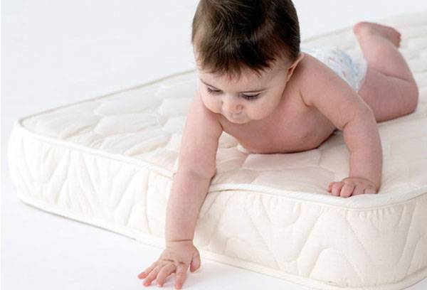 Maluch na materacu dla niemowląt