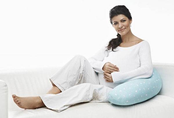Nėščia moteris su specialia pagalve