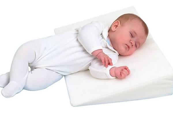 Lutande kudde för nyfödda
