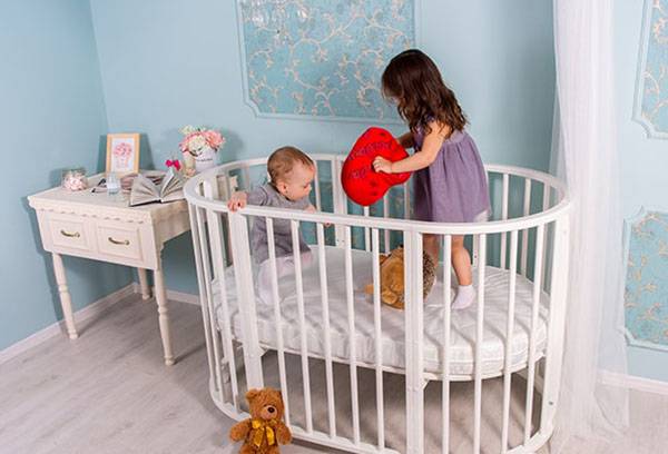 Kanak-kanak melompat di katil bayi