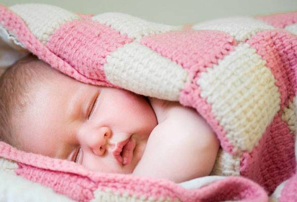 Novorozenec v pletené přikrývce