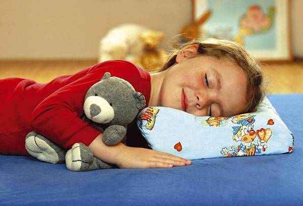 Κορίτσι που κοιμάται σε ένα ορθοπεδικό μαξιλάρι