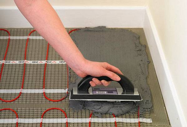 Plytelių klijai infraraudonųjų spindulių grindų šildymui