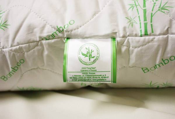 Etiqueta en una almohada de bambú