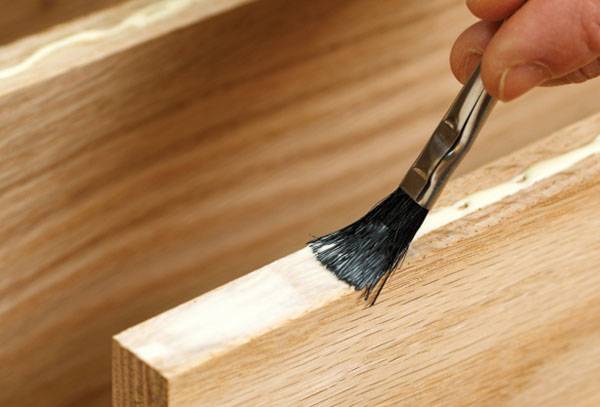Sätta lim på ett träelement av möbler