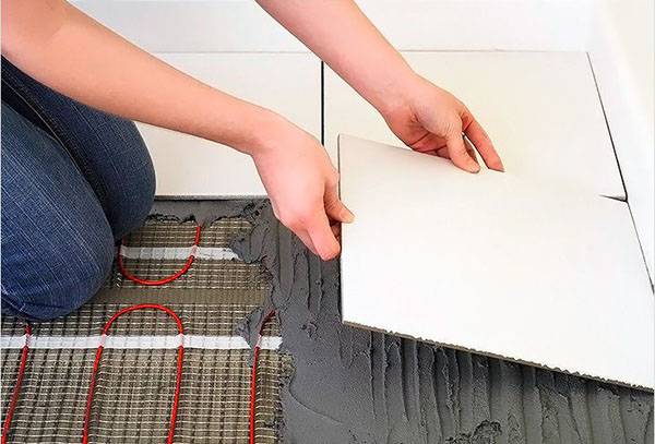 Colocar um piso quente em uma mistura adesiva resistente ao calor