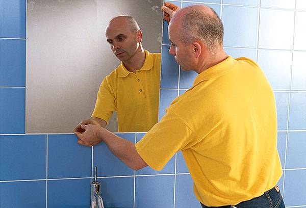 Incollaggio di specchi in bagno