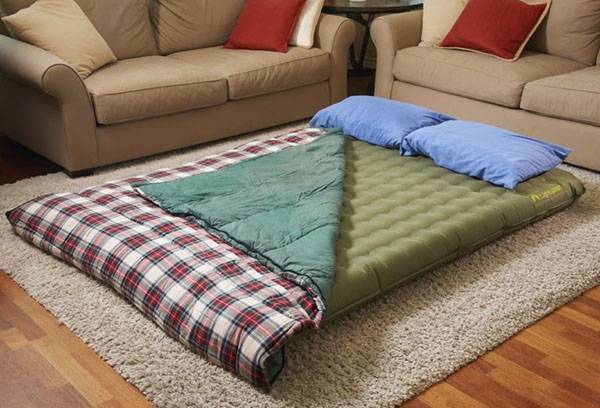 Vzduchový matrac v obývacej izbe