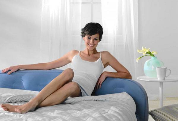Meitene uz gultas ar gaisa matraci