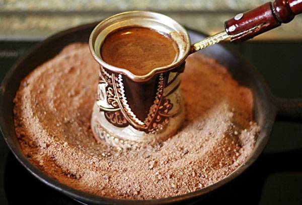Turkse koffie maken in het zand