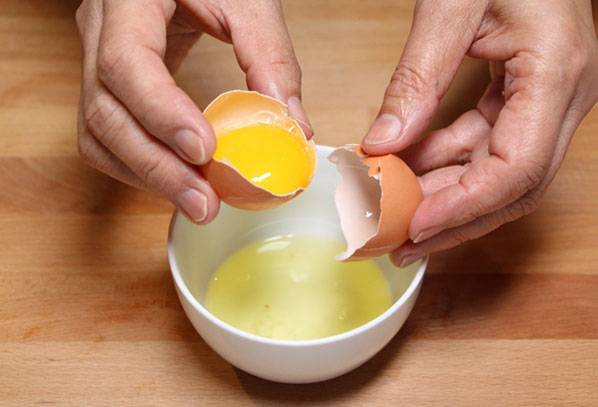 Pemisahan telur putih dari kuning telur