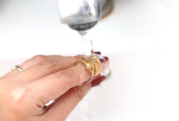 Lavare l'anello dorato