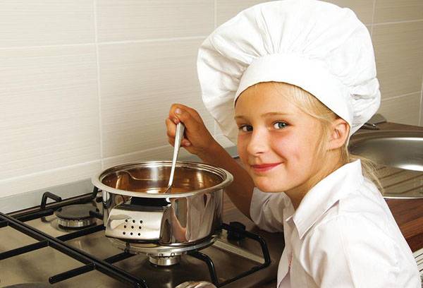 Flicka som förbereder soppa