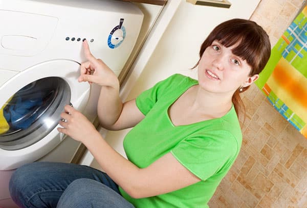 Bytte ut vannstandssensorer i vaskemaskiner etter kontroll