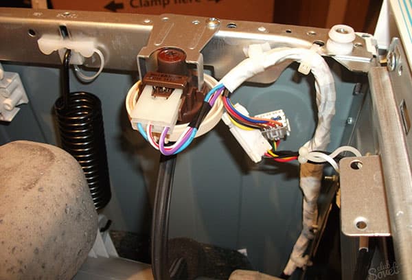 Slėgio jungiklio pritvirtinimas prie skalbimo mašinos sienos